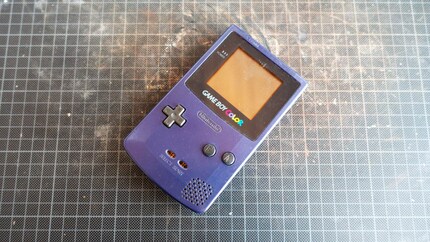 Questo Game Boy Color non solo manca di pulsanti, ma le sue parti interne mi fanno rabbrividire.
