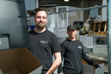 Our temporary colleagues from the company Eventhand in Kreuzlingen. They usually set up stages for concerts or General Assemblies – now they’re supporting our packing team.