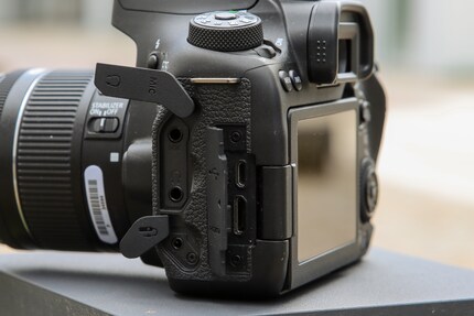 Die Anschlüsse der EOS 90D.