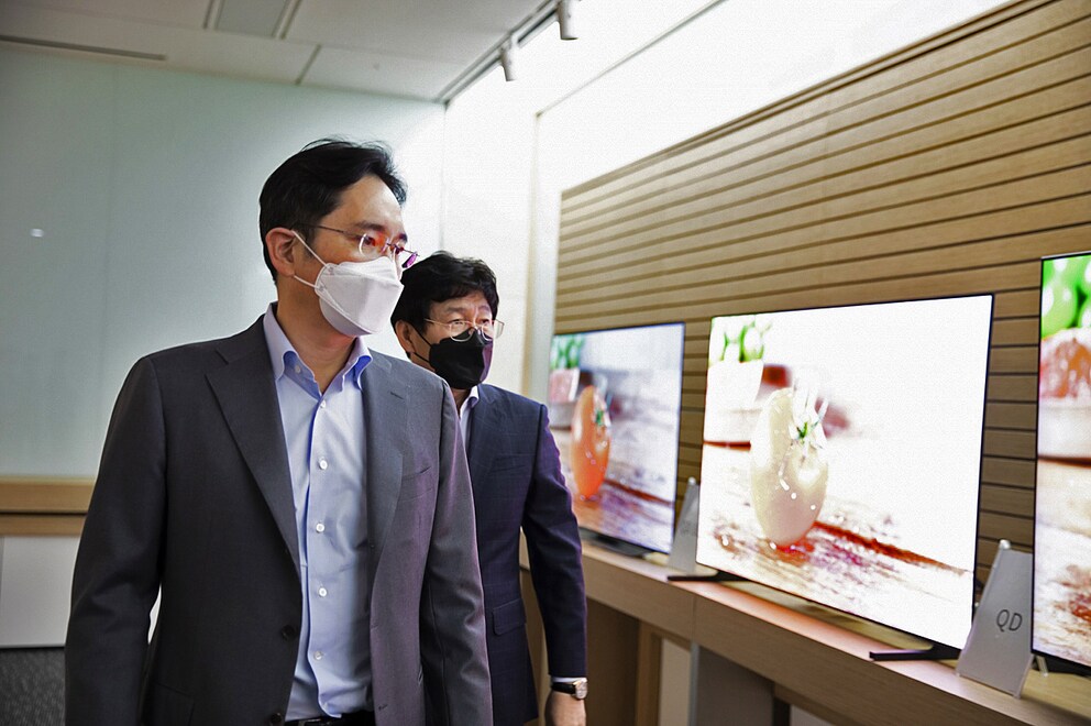 Samsung Electronics Vizepräsident Lee Jae-yong inspiziert die neuen QD-OLED-Fernseher.