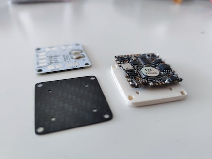 Adattatore: prima realizzato in legno come prototipo e poi in carbonio