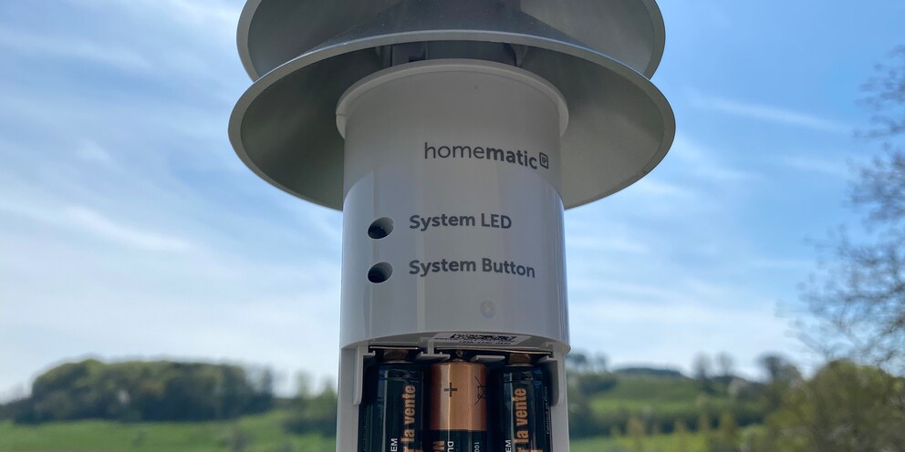 Die System-LED und der -Button sind die einzigen Bedienelemente am Wettersensor Pro.
