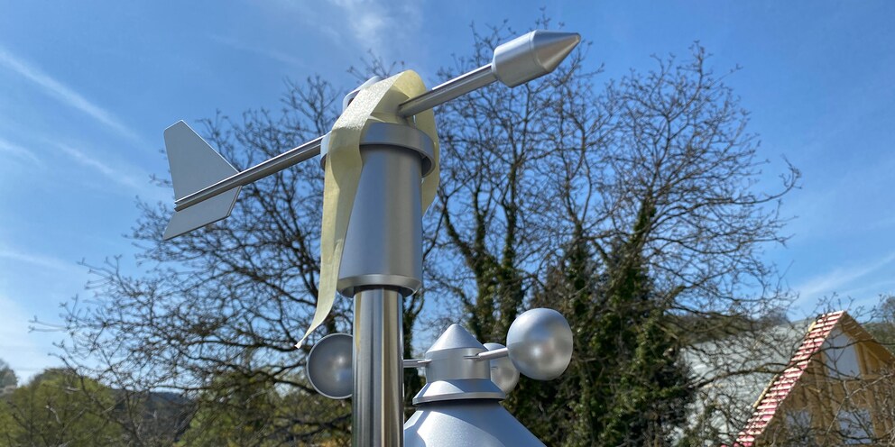 Die etwas spartanische Eichung: Ist der Windrichtungssensor nach Norden gerichtet, wird er mit Tape fixiert.