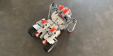 Macht auch von hinten eine gute Figur: Der Roboter hält sich mit Liegestützen fit.