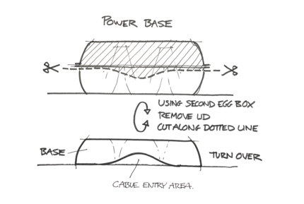 ...et une version avec base d'alimentation qui nécessite deux cartons d'œufs afin de pouvoir charger le smartphone pendant son utilisation.