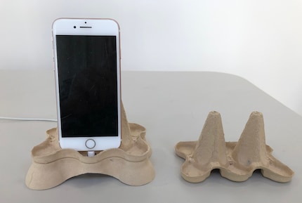 Il existe deux versions différentes du support pour téléphone : une version élémentaire...