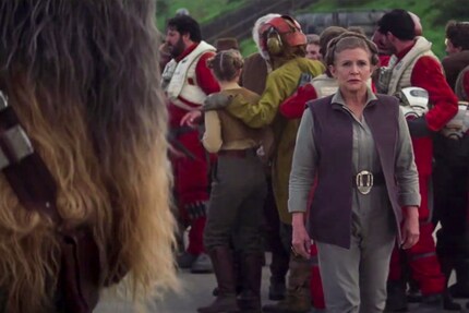 Leia läuft direkt an Chewie vorbei...