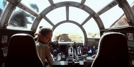 Schrottsammlerin Rey entkommt zwei professionellen TIE-Fighter-Piloten der First Order – ohne Co-Piloten.