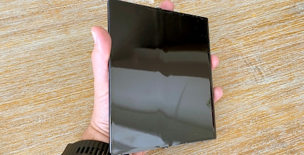 La piega nello schermo del Huawei Mate Xs è chiaramente visibile dal lato, ma non dall'alto