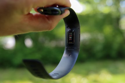 Pulse sensor and charging contact on the underside.