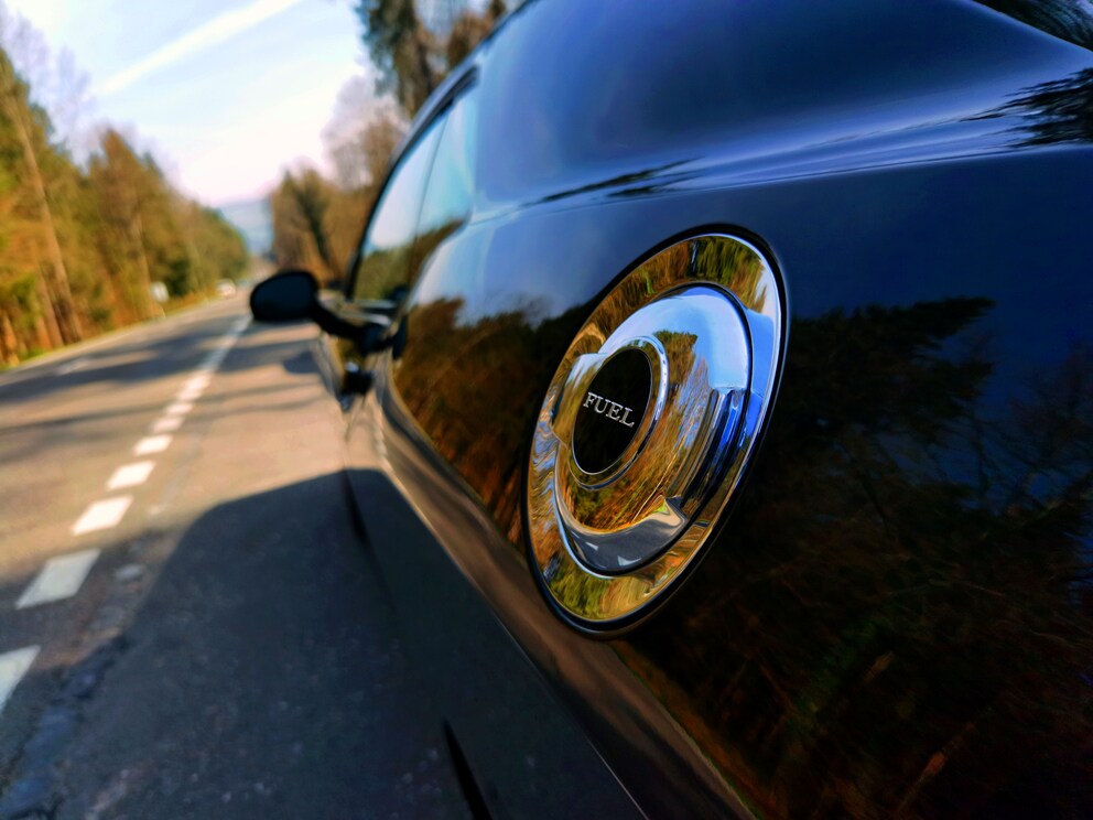 Una Dodge Challenger alla luce del mattino, foto scattata con il P40 Pro