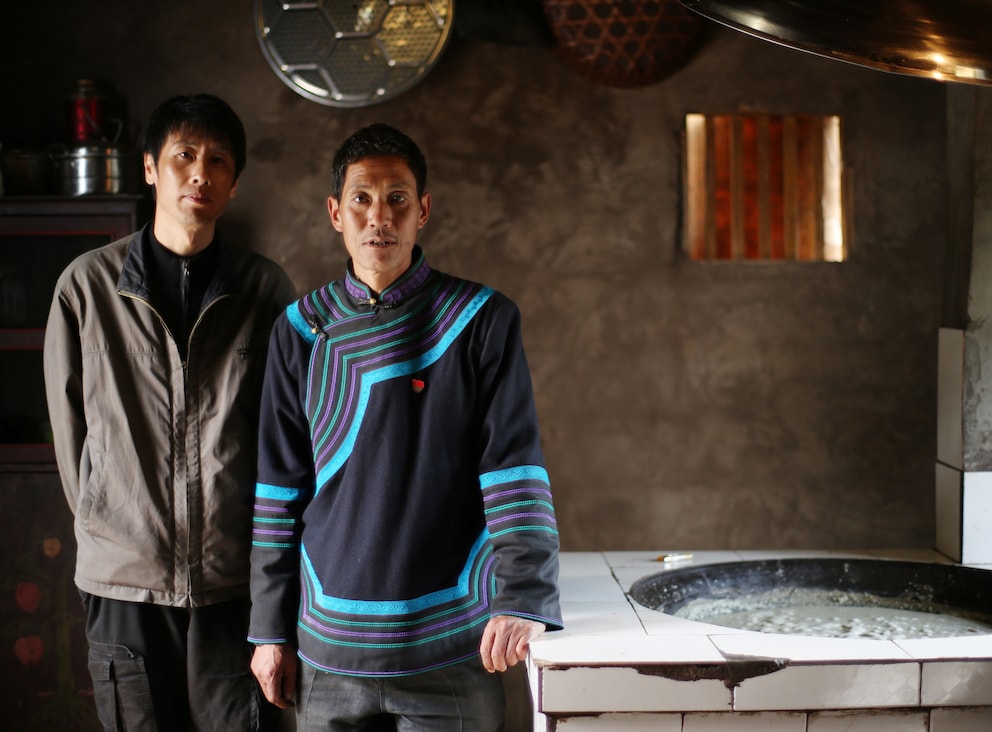 La compensazione di CO2 arriva anche a progetti in Asia, come qui, nella provincia cinese di Sichuan, dove la gente ha bisogno di meno legna da ardere grazie ai fornelli da cucina più efficienti.