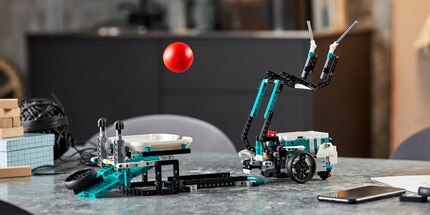Il nuovo set LEGO Mindstorms presenta anche un braccio robotico lanciapalle. Fonte immagine: LEGO