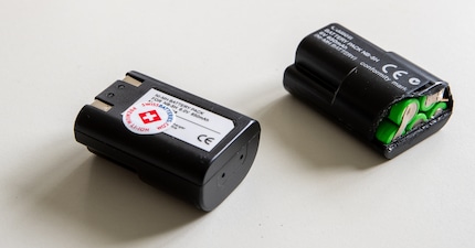 L'aspetto non significa nulla: quella utilizzabile delle due batterie è quella a destra.