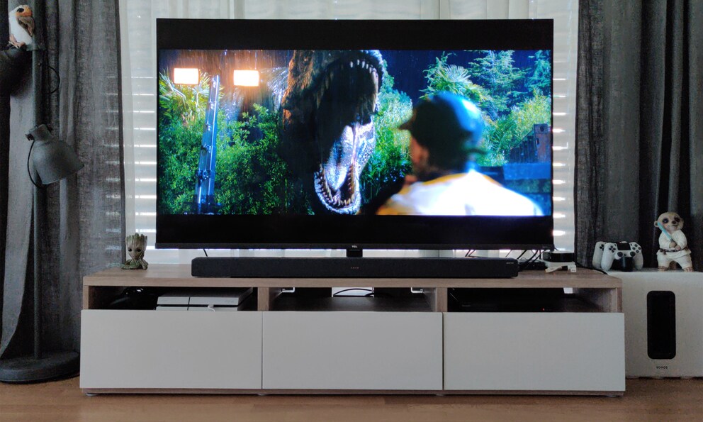 Un T-rex vorace sotto la pioggia battente.