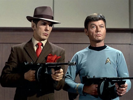 Spock et McCoy dans les années 1920. Ou était-ce une autre planète qui n'en avait que l'apparence ? Les voyages dans le temps dans Star Trek sont déroutants.