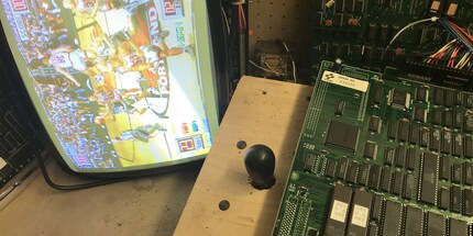 Une carte JAMMA Konami d'une borne d'arcade.
