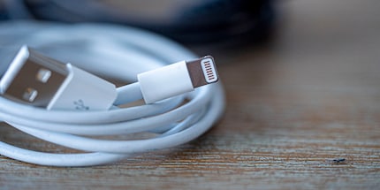L'exception dans « tout câble peut recharger n'importe quel téléphone » est l'iPhone avec son adaptateur Lightning.