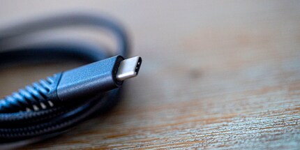 Si le chargeur disparaît, le câble reste-t-il ?