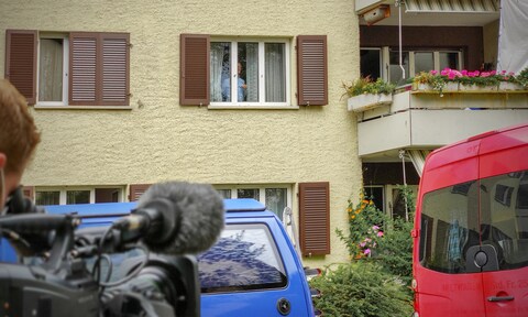 L'acteur dans la peau de Peter Taler surveille les événements de la rue Beckhammer.