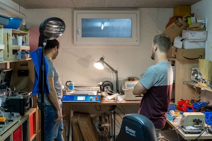 Il vano del seminterrato è pieno di materiale e attrezzature fino alle pareti.