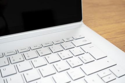 Mit der Taste neben Delete wird das Tablet freigegeben um es von der Basis zu trennen.