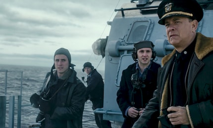 Der zweifelnde Captain Krause, scharf beobachtet von seiner Crew.