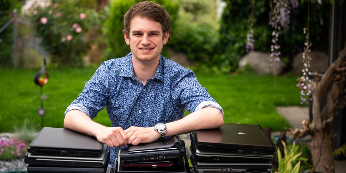 Tobias Schär macht alte Laptops wieder fit. Foto: Dalia Bohn