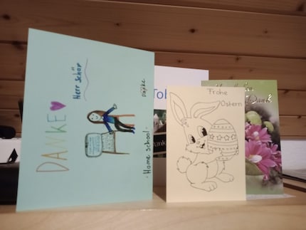 Thank you cards from the recipients of the laptops. Photo: Tobias Schär