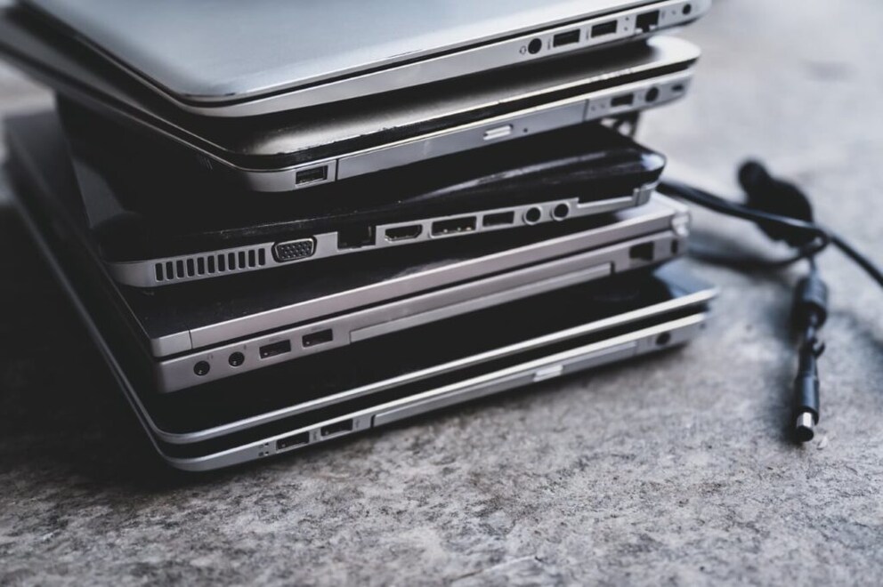 Ein Stapel gebrauchter Laptops wartet auf die Bearbeitung. Foto: Dalia Bohn