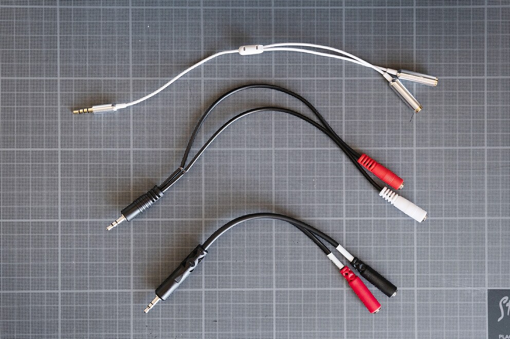 Dreimal 3.5mm Audio Splitter. Die ersten beiden waren Fehlkäufe. Der dritte funktioniert wie gewünscht.