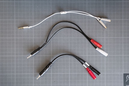 Dreimal 3.5mm Audio Splitter. Die ersten beiden waren Fehlkäufe. Der dritte funktioniert wie gewünscht.