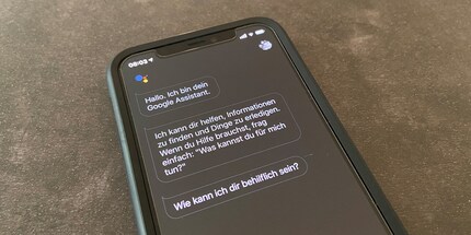 Auch via Handy kannst du mit dem Google Assistant sprechen.