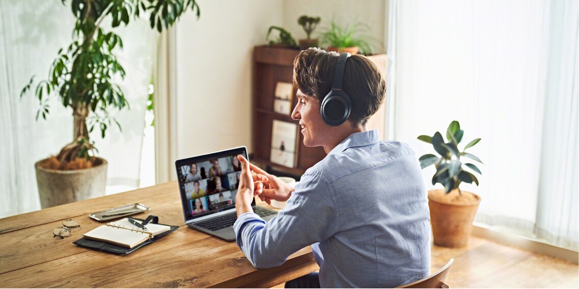 It can also be used as a headset in your home office. Connect it to two devices simultaneously, e.g. your smartphone and your laptop.