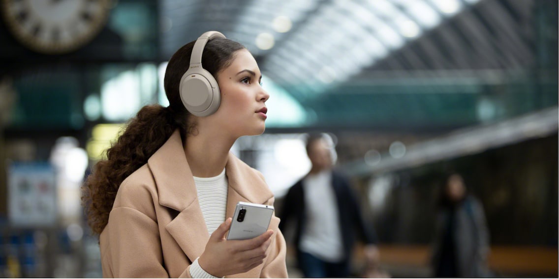 The WH-1000XM4 is perfect for blocking out ambient sounds in noisy situations, e.g. when travelling, commuting by public transport, etc.