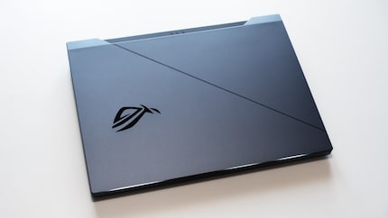 Un « slash » et le logo de ROG ornent le couvercle du notebook de couleur Gunmetal Gray.
