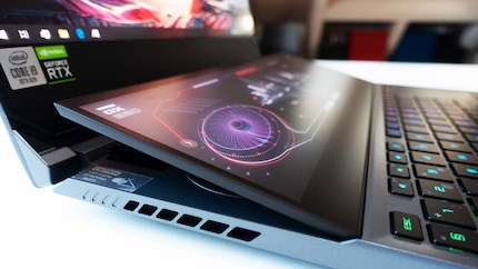 Apri il notebook e il secondo display si inclina automaticamente di 13 gradi.