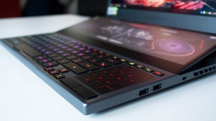 Touches RGB avec rétroéclairage à trois niveaux et pavé tactile avec pavé numérique activable.