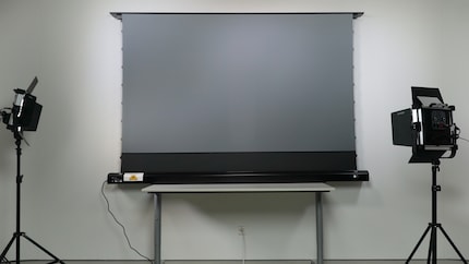Das ist Elite Screens CLR FTE100H2. Oder Bob. Einfach nur Bob.