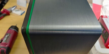 15 Millimeter breiter ist das Gehäuse mit der Erweiterung.