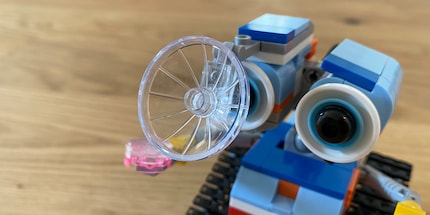 Witzig gemacht: My first Robot kriegt von mir eine Lupe verpasst.