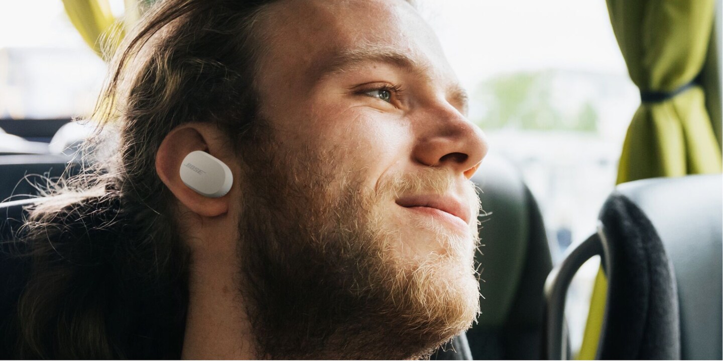 Con la riduzione attiva del rumore, le cuffie Bose Quiet Comfort rendono sopportabile anche un ambiente rumoroso, come un giro sul Flixbus.
