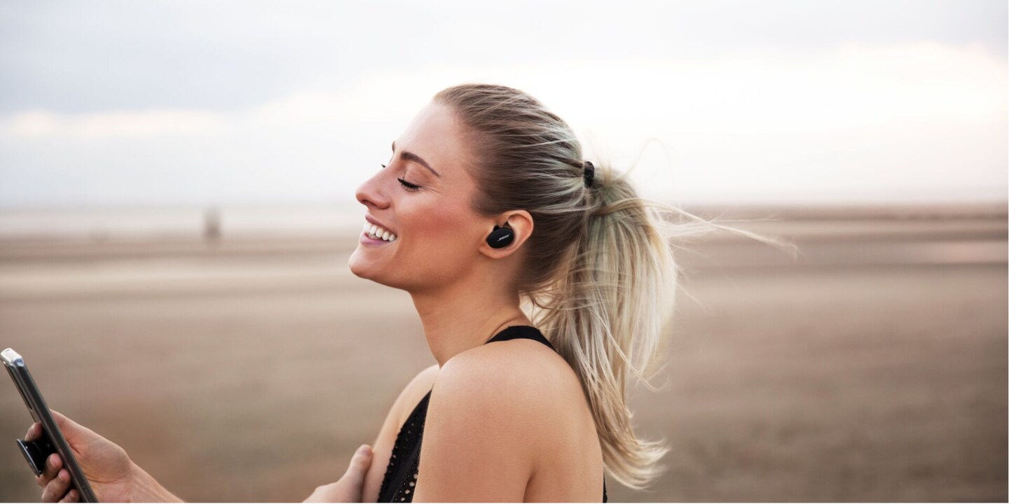 Questo è l'aspetto dei nuovi Bose Sport Earbuds nell'orecchio.