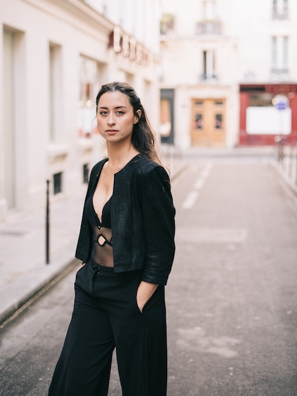 Fotografiert in Paris mit der Nikon D810. Model: Charlenemuse. 50mm, Blende f2, Verschlusszeit 1/400, Iso 320