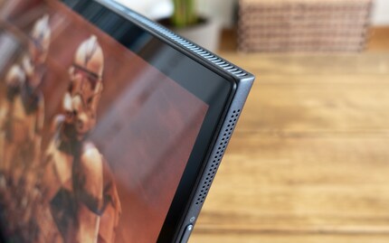 Die Lüftungsschlitze der Kühlung befinden sich an der oberen Kante. Nicht zu verwechseln mit den Löchern des Lautsprechers über dem Power Button.