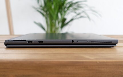 2 x USB 3.1 Gen 1 Type C (DisplayPort 1.3, Power Delivery), 3,5-mm-Klinkenanschluss (Kopfhörer und Mikrofon) und microSD-Slot.