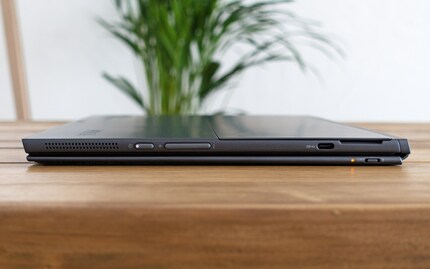 Power Button, Lautstärkenwippe, USB 3.1 Gen 1 Type C und Bluetooth-Schieberegler an Tastatur.