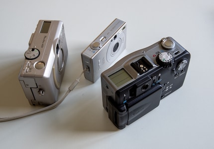 V.l.n.r.: Canon PowerShot A50, Ixus 70 und PowerShot G1