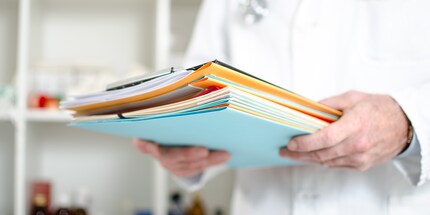 Patientendaten werden durch Smart Contracts mit allen beteiligten Parteien geteilt.