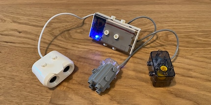 Il vano batteria fornisce l'alimentazione per due motori e un sensore ad ultrasuoni.